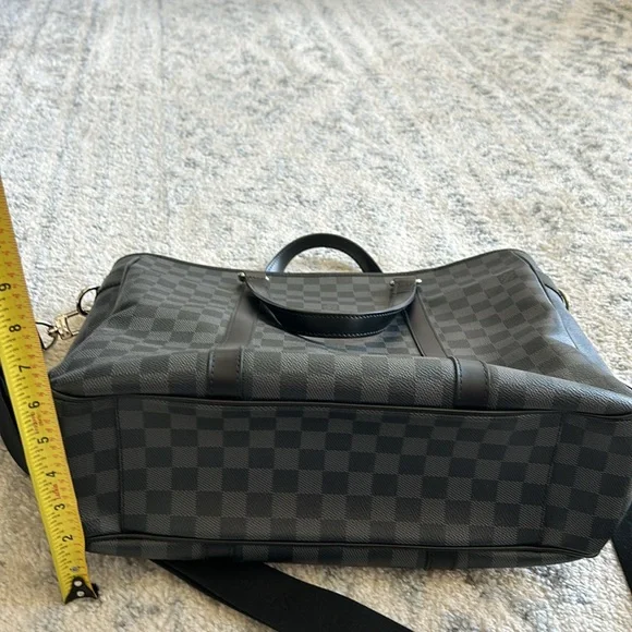 Authentic Louis Vuitton
Damier Graphite tote - Picture 8 of 10